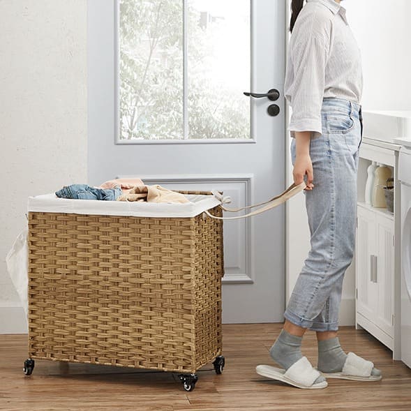 SONGMICS Cesto Porta BiancheriaIntrecciata a Mano, 110L Cesta in Rattan Sintetico Pieghevole con Coperchio e Maniciper Vestiti Differenziati, Sacco Interno Rimovibile, Colore Naturale LCB52NL SONGMICS Cesto Porta BiancheriaIntrecciata a Mano, 110L Cesta in Rattan Sintetico Pieghevole con Coperchio e Maniciper Vestiti Differenziati, Sacco Interno Rimovibile, Colore Naturale LCB52NL