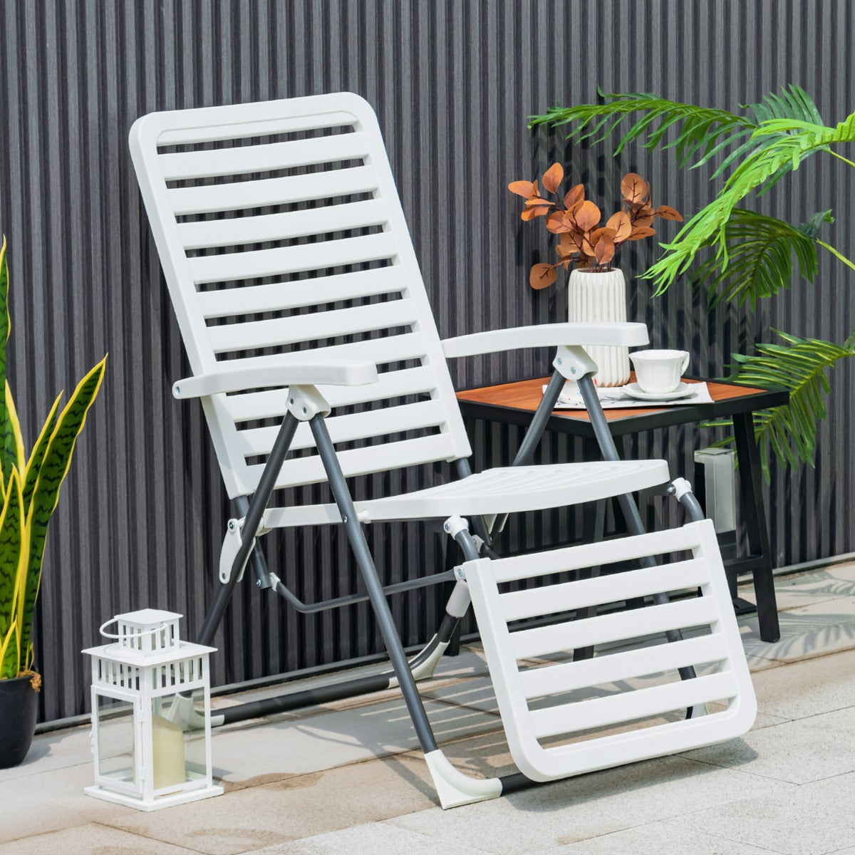 Sedia pieghevole, Sdraio pieghevole, Sedia da giardino, con schienale e poggiapiedi regolabili in 7 posizioni, Bianco, Costway, 2