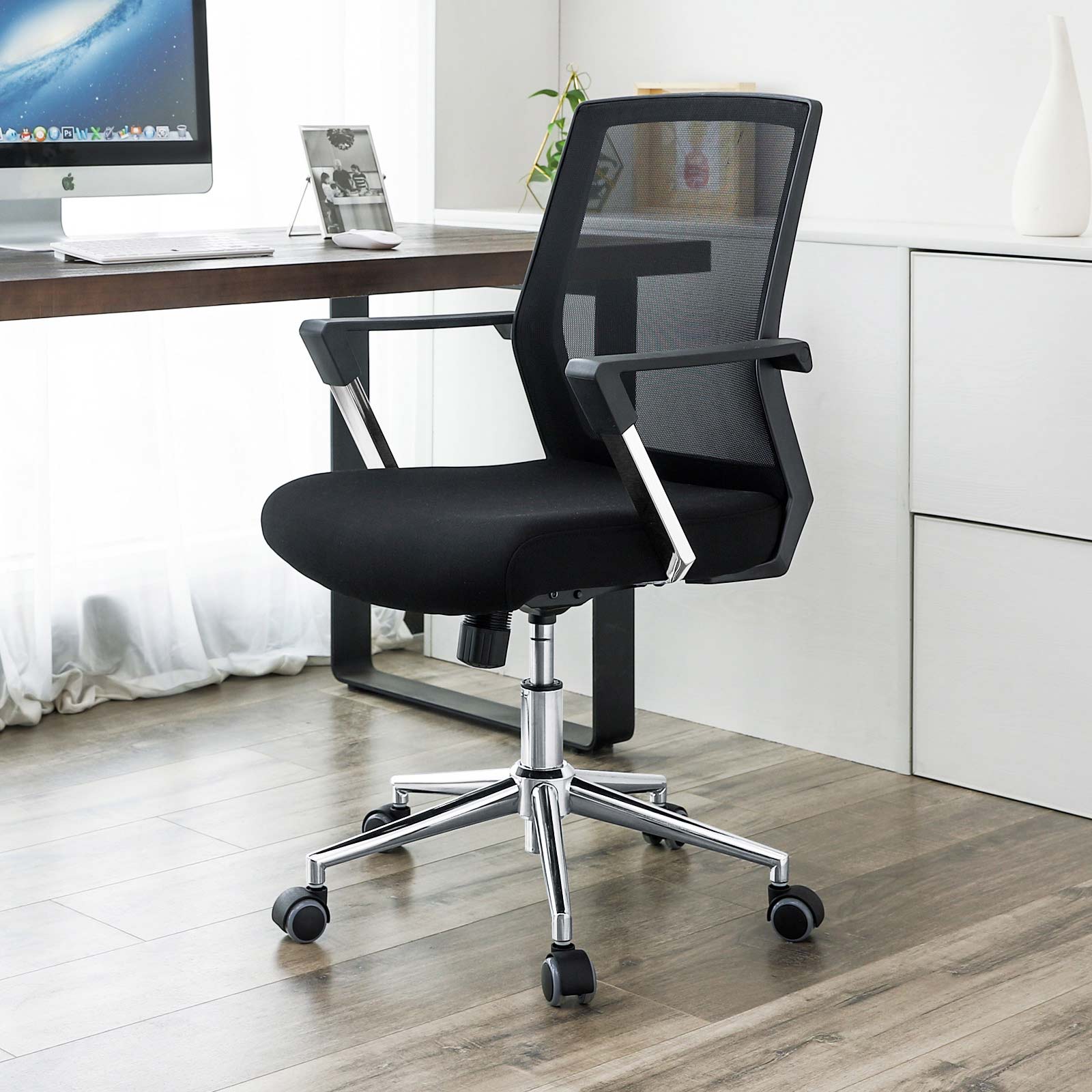 SONGMICS - Sedia da ufficio, con schienale in rete, stabilità e funzione dondolo, nero, ideale per l'ufficio